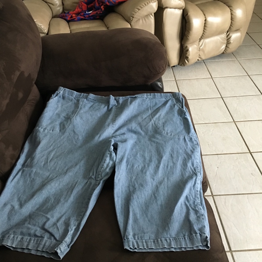 Pinstriped 4X (26/28) White Stag Capri pants.